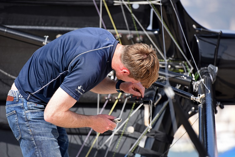 Flying Mantis foiling trimaran