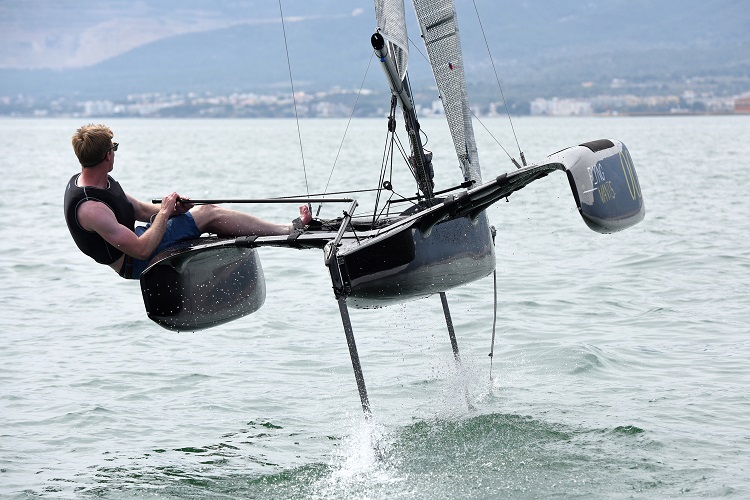 Flying Mantis foiling trimaran