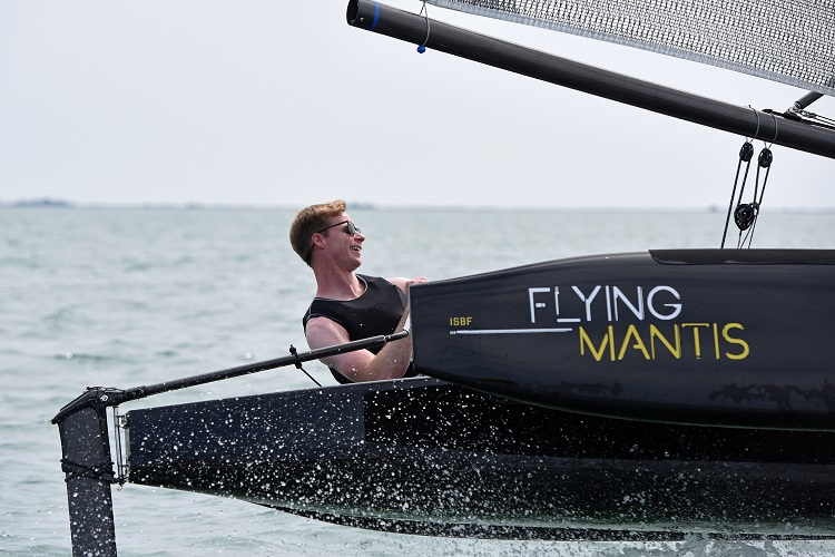 Flying Mantis foiling trimaran