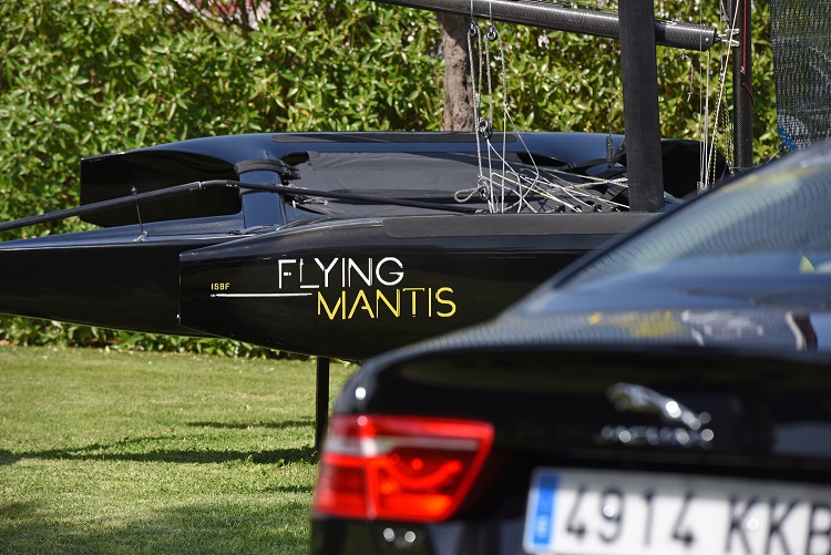 Flying Mantis foiling trimaran