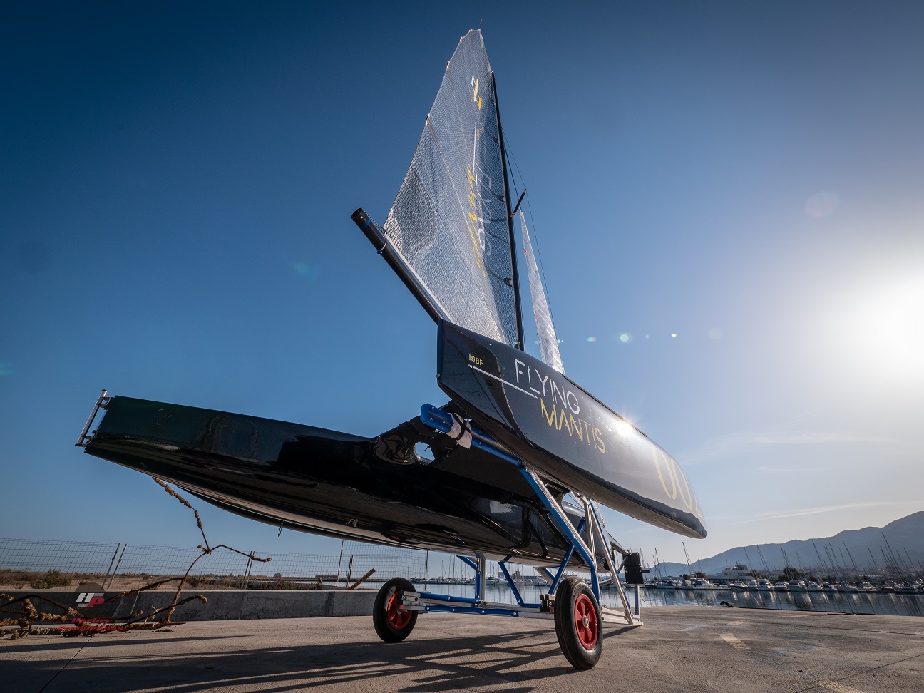 Flying Mantis foiling trimaran